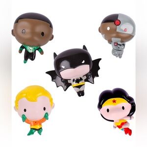 DC 5-Pack of Superheroes Squirting Water Toys: Batman, Cyborg, Wonder Woman etc